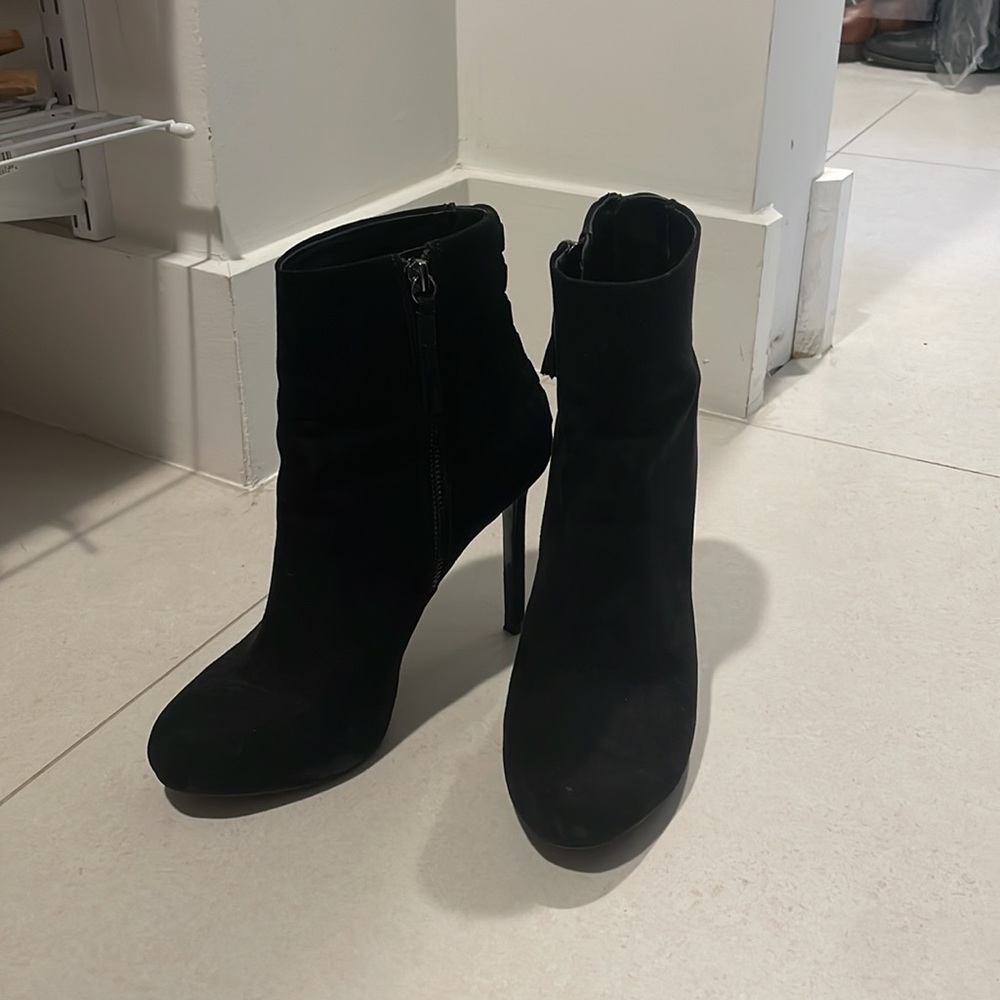 Zara Women’s Black suede high heeled booties with side zip. Size 39